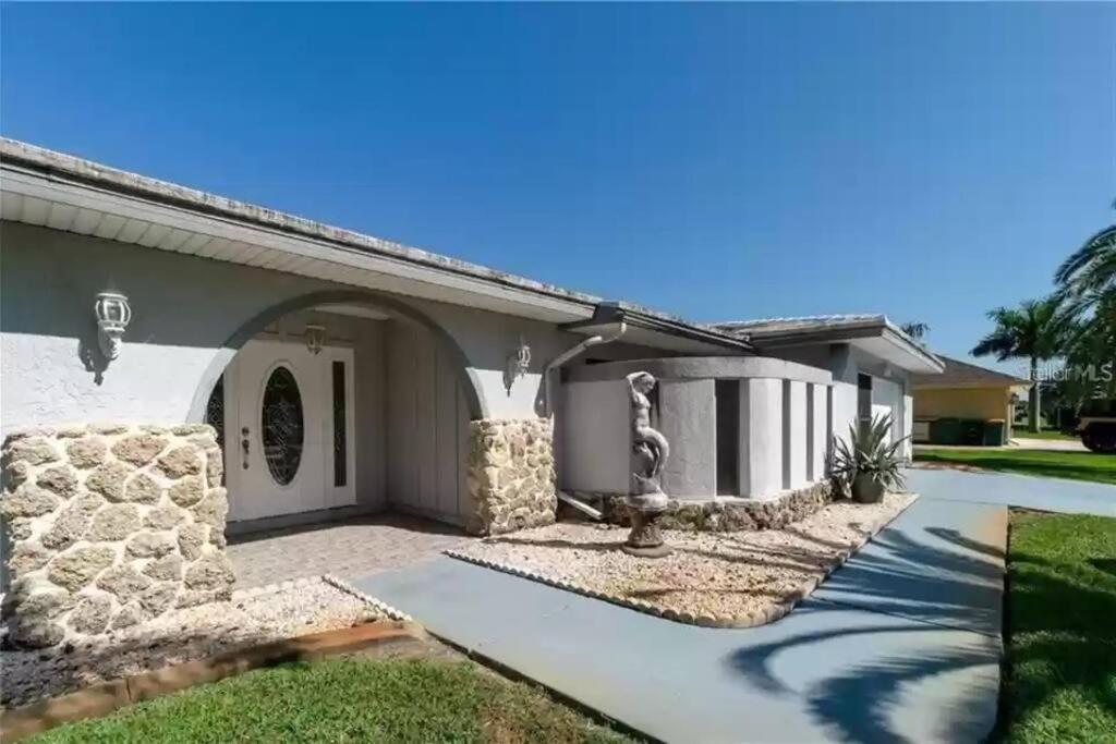 Pet Friendly Canal Front 3-Bedroom Grand Villa With Pool, Linai And Dock Port Charlotte Exterior photo